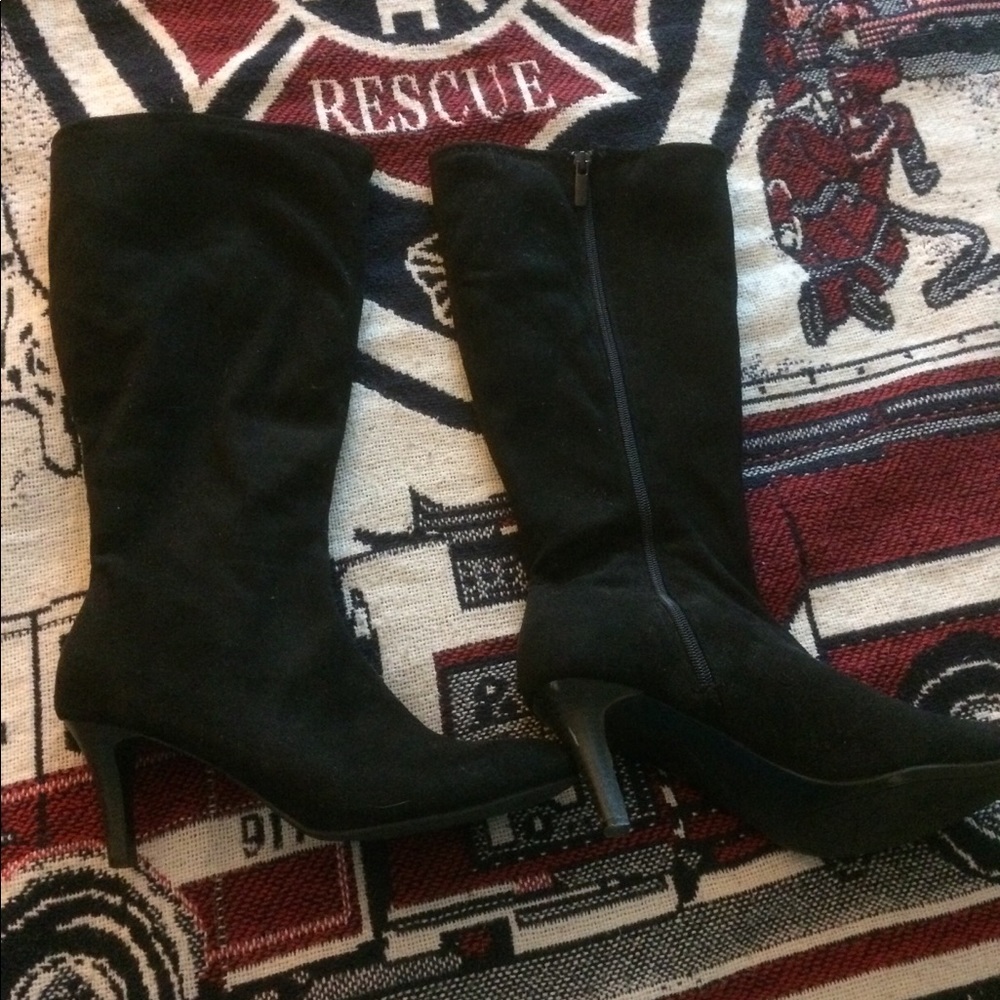 🌟 Stretchy suede like boots. Donating 10/1